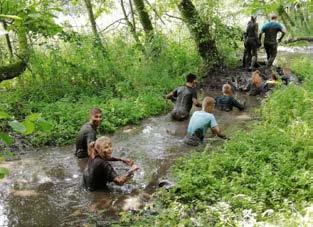 Mały traper Obóz Przygodowy dla najmłodszych 8-13 lat elementy alpinistyki: nauka wiązania węzłów, wspinaczka po skrzynkach i zjazd kolejką tyrolską.