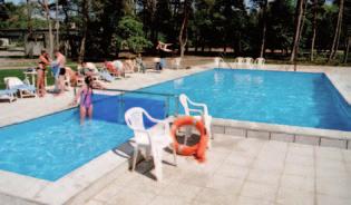 Ośrodek składa się z 3 pawilonów hotelowych leżących na starannie zagospodarowanym, zadrzewionym, oświetlonym i ogrodzonym terenie.