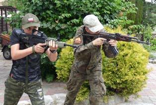 Universal Soldier Obóz militarny 13-15 / 15-18 lat manewry taktyczne: zajęcia z replikami ASG oraz atrapami karabinka AK, ćwiczenie zwinności i szybkości działania, wymagające zgrania i współpracy w