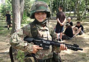 młody komandos Obóz militarny dla najmłodszych 8-13 lat musztra na wesoło: nauka podstaw musztry i wojskowej dyscypliny w formie dobrej zabawy.