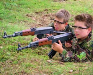 AK-47 Kałasznikow: zasady działania karabinu AK, zajęcia praktyczne z rozkładania i składania broni, przeładowywania, celowania i oddawania suchych strzałów ; zawody w szybkości składania broni i