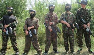 Każdy uczestnik dostanie na czas zajęć karabinek paintballowy, mundur, maskę oraz kamizelkę ochronną; dla chętnych dodatkowo rękawice; przez cały obóz ma do dyspozycji 700 kul.