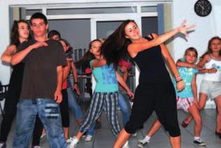Breakdance: rodzaj specyficznego i unikatowego tańca z dużą ilością elementów siłowo-sprawnościowych oraz kroków wykonywanych w parterze, czyli rękami i nogami na ziemi.