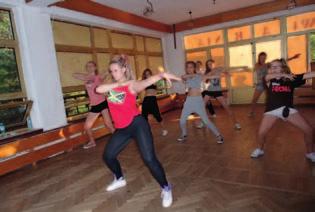 w breakdance nie ma ścisłego zakresu ruchów, co odróżnia go od większości stylów tańca. Ruchy można tworzyć samemu w oparciu o znane wcześniej kombinacje. Dancehall: styl tańca wywodzący się z lat 60.