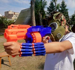 MALI ODKRYWCY Obóz Adventure & Survival Kids 8-13 lat Mały Strzelec: strzelanie (pod nadzorem instruktorów) z prymitywnej broni (proce) oraz łuków; trening strzelecki z wykorzystaniem krótkiej