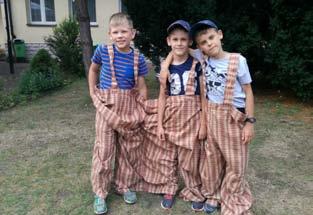 Mały Hokeista: zwariowane mecze, gdzie kijami hokejowymi są szczotki do zamiatania, a taflę lodową stanowi olbrzymia folia pokryta pianą.