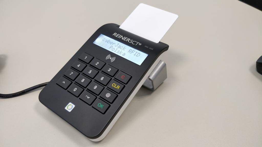 2. Opis urządzenia Czytnik e-id cyberjack RFID comfort (PL) zaprojektowany został przede wszystkim do uzywania z elektronicznym dowodem tozsamosci i do składania za jego pomocą kwalifikowanego