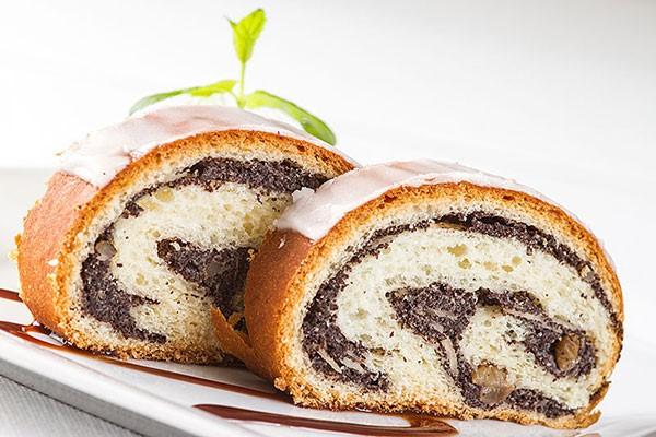 Mięso pokrój w grubą kostkę, oprósz mąką, zrumień na rozgrzanym tłuszczu. 3. Dodaj pokrojoną i usmażoną cebulę, duś do miękkości ze słodką papryką mieloną. 4.