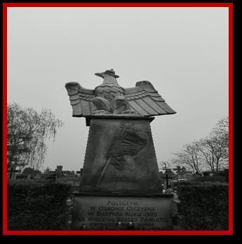 Na cmentarzu ząbkowskim znajdują się groby i pomnik żołnierzy poległych w obronie Polski zarówno w bitwie pod Ossowem, jak i w kampanii obronnej 1939 roku.