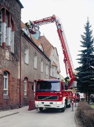 2-2012 PROBLEMY EKSPLOATACJI 107 Rys. 2. Podnośnik hydrauliczny BUMAR na podwoziu samochodu VOLVO (www.bumar.pl) 2.