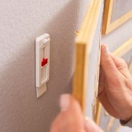 Oczyść ścianę i przyklej regulowany gwóźdź tesa wg instrukcji w opakowaniu.