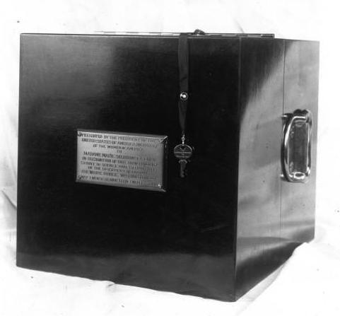 Ołowiana skrzynka z 1 g radu, otrzymanym w 1921r z rąk prezydenta Hardinga W 1933 roku prowadziła ostatnie wykłady w Sorbonie.