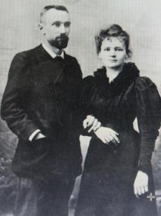 Wróciła rozczarowana do Paryża. W Paryżu czekał na nią Piotr Curie. Osiem lat starszy od Marii, był już znanym w świecie naukowym fizykiem.