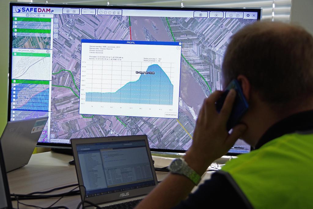 wody. Darmowe dane satelitarne są ponadto wzbogacane o zobrazowania wysokorozdzielcze pochodzące satelitów komercyjnych, takich jak Pleiades, SPOT i TerraSAR-X/TanDemX.