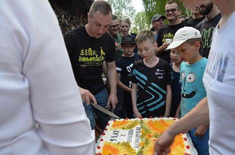 Kreatywne babeczki przy wsparciu Gminy Juchnowiec Kościelny prezentują swoje produkty na ważnych uroczystościach gminnych.