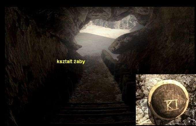 Podchodzimy i klikamy na niej kulka odwraca się i wydaje dziwny dźwięk, a na jej tylnej ścianie mamy wyrysowany symbol. Zapamiętujemy go i kierujemy się na schody.