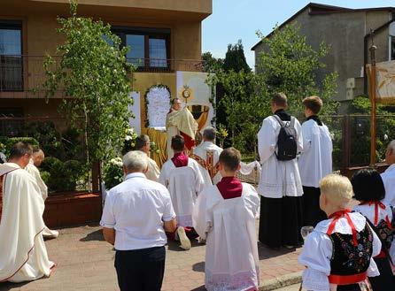 Zachęcił wiernych do troski o ten ołtarz przez codzienną modlitwę, częstą spowiedź i Eucharystię.