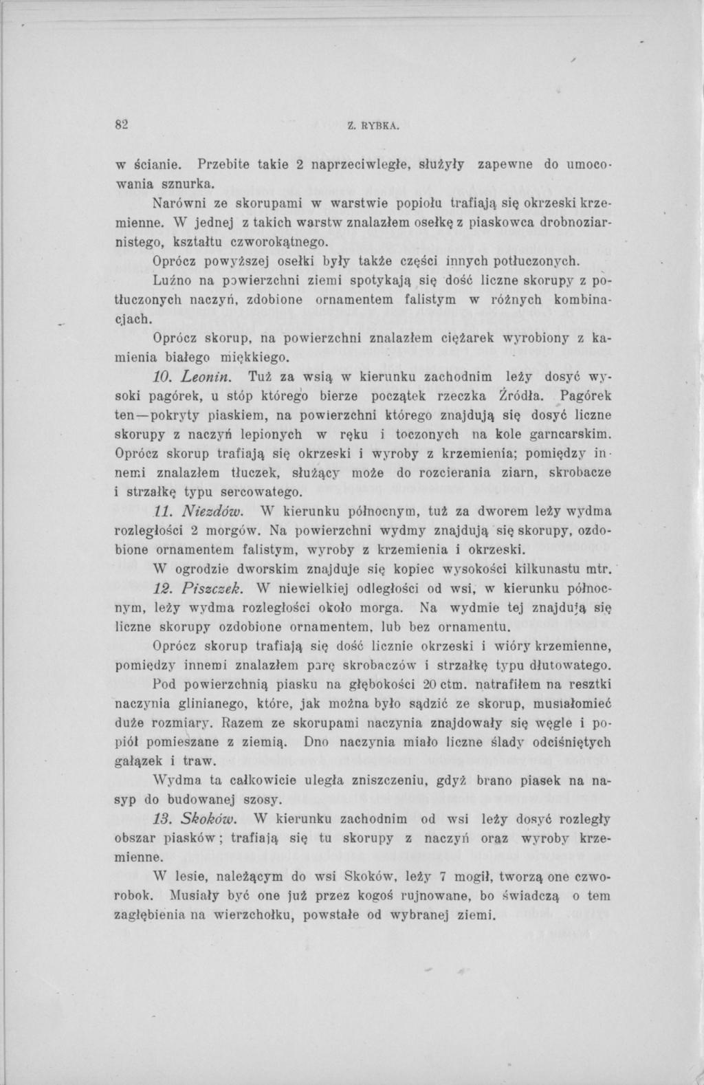 82 Z. RYBKA. w ścianie. Przebite takie 2 naprzeciwległe, służyły zapewne do umocowania sznurka. Narówni ze skorupami w warstwie popiołu trafiają się okrzeski krzemienne.