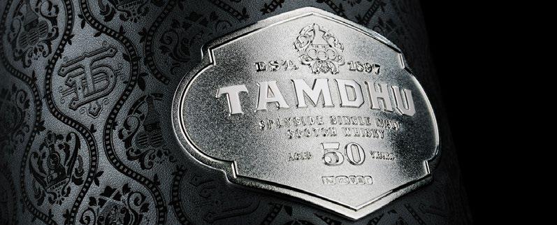 TAMDHU URODZIŁA SIĘ PONOWIE PRZED KILKU LATY. OD WIEKÓW ROBILI JĄ TYLKO NAJLEPSI. USIĄDŹ, ZRELAKSUJ SIĘ I WZNIEŚ SZKLANKĘ HISTORII TAMDHU.