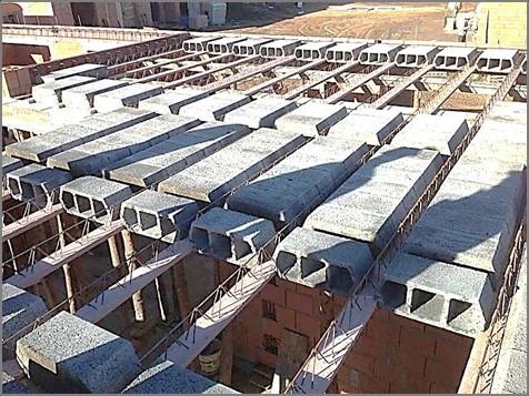 Zadanie 12. Który etap wykonywania stropów gęstożebrowych przedstawiono na rysunku? A. Układanie belek stropowych. B. Wykonywanie płyty nadbetonu. C. Betonowanie żeber rozdzielnych. D.