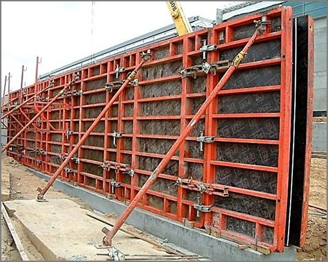 Ustawianie kolejno wszystkich elementów prefabrykowanych (różnego typu) w czasie jednego przejazdu maszyny montażowej wzdłuż montowanego obiektu jest charakterystyczne dla Zadanie 14. A.