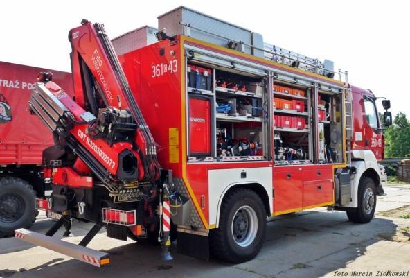 Pojazd ratowniczo-gaśniczy stanowi zabezpieczenie pożarowe całości prowadzonych działań, a jego ustawienie powinno chronić ratowników (osłaniać) przed wjechaniem na teren akcji innych uczestników