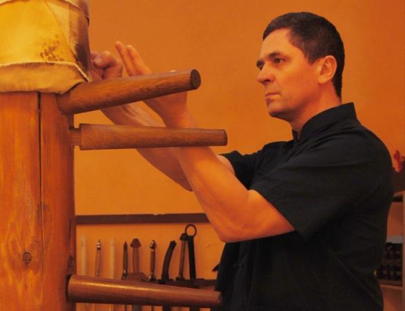 prezentował swój kunszt w zakresie sztuki walki. Tan sao jest jedną z kluczowych technik Wing Chun, a sam termin oznacza rozpraszającą rękę. Fot.6.