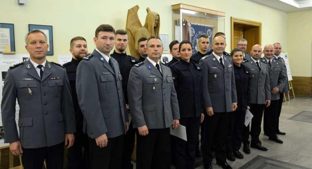 Ślubowanie nowo przyjętych policjantów 8 nowych funkcjonariuszy, w obecności Komendanta Wojewódzkiego Policji w Opolu nadinsp. Jarosława Kalety, złożyło ślubowanie.