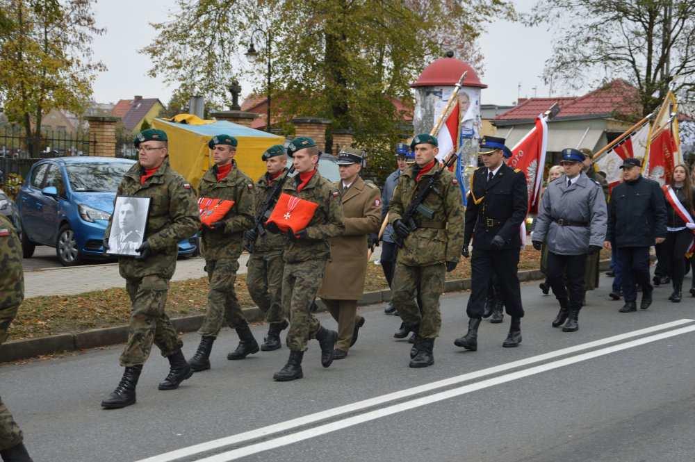 Pamięć o żołnierzu wyklętym W Namysłowie na cmentarzu komunalnym odsłonięto symboliczny grób płk. Mariana Pilarskiego ps. "Jar".