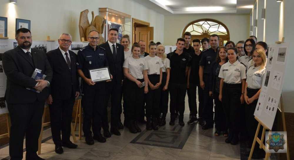 Wykłady poruszały tematykę etosu służby funkcjonariuszy Policji Państwowej II RP oraz przedstawiały zagadnienia Zbrodni Katyńskiej. Spotkanie rozpoczął Komendant Wojewódzki Policji w Opolu insp.