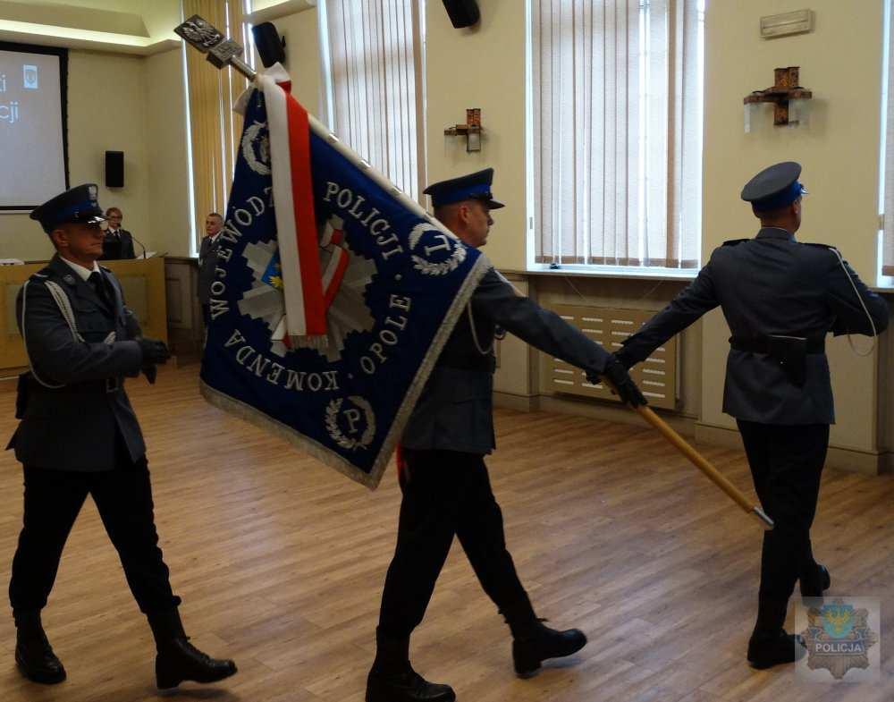 W trakcie uroczystości z rąk Komendanta Wojewódzkiego Policji w Opolu insp.