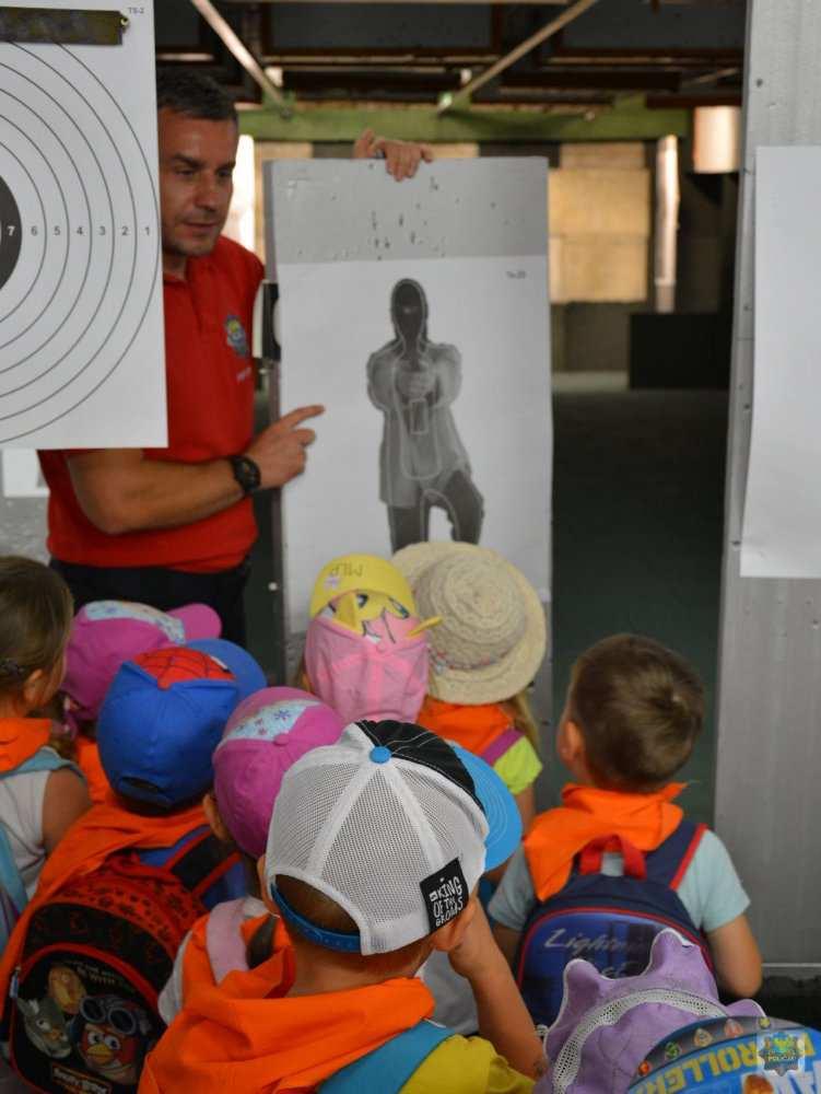 Pracownicy laboratorium każdemu uczestnikowi dni otwartych wręczyli na pamiątkę odciski linii papilarnych.