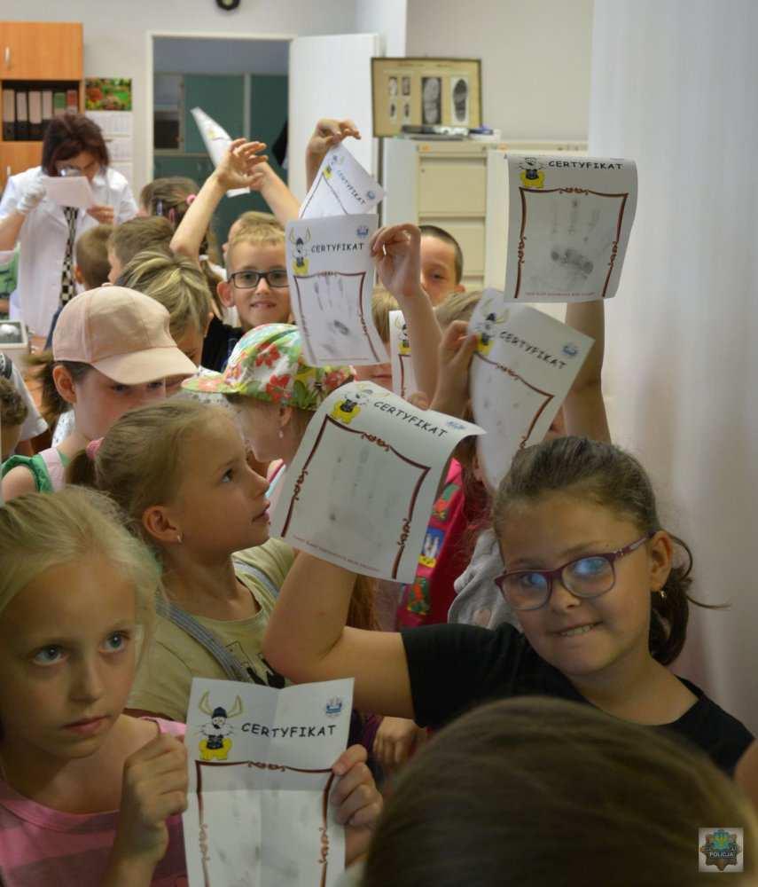 Dodatkowo, funkcjonariusze Samodzielnego Pododdziału Prewencji Policji w Opolu zaznajamiali odwiedzających ze sprzętem, który wykorzystują w swojej codziennej służbie.