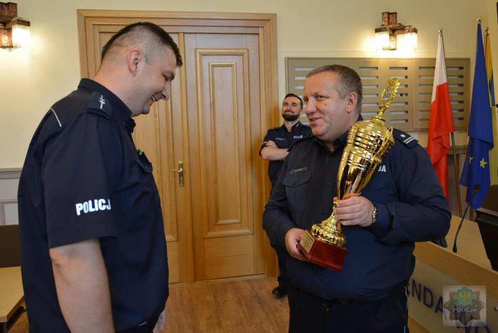 Rola dyżurnych jest kluczowa, bowiem to właśnie oni przyjmują zgłoszenia, wysyłają na miejsce patrole i często decydują o przebiegu interwencji.