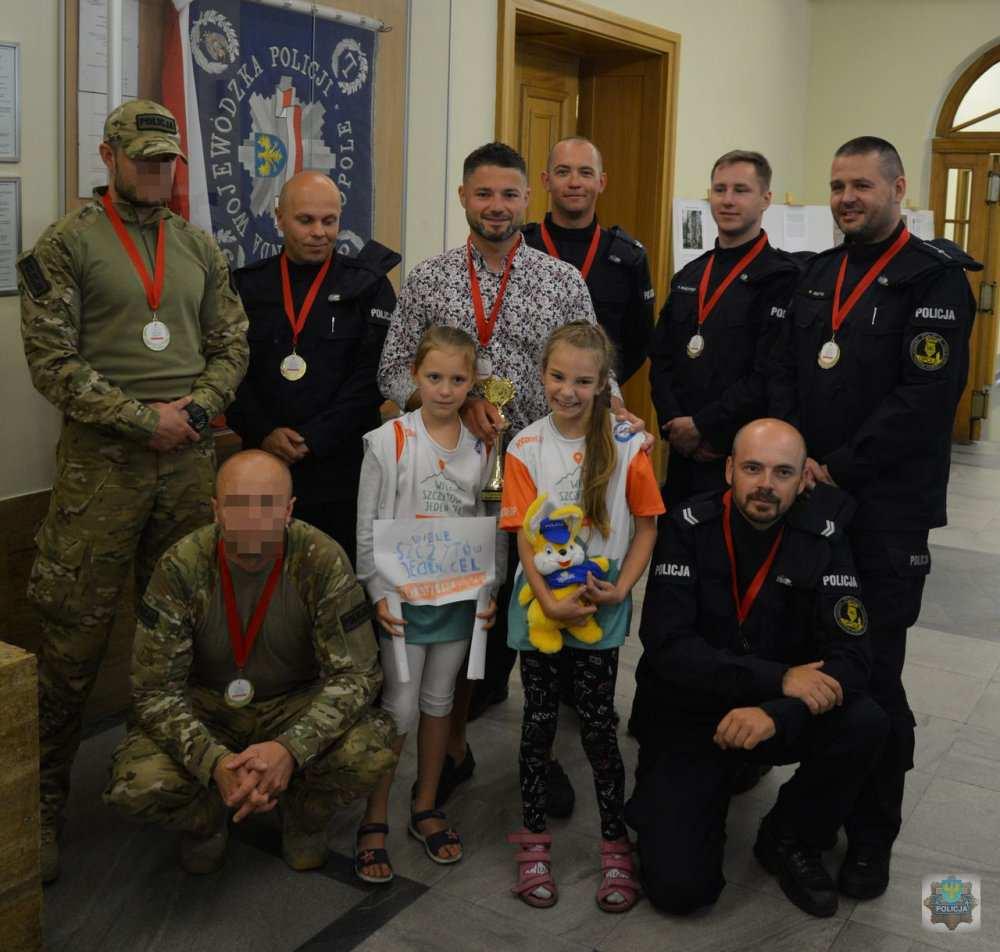Ze swojej strony, Oliwia i jej mama podziękowały za trud i inicjatywę w nagłośnieniu sprawy dziewczynki. Wręczyły zebranym uczestnikom pamiątkowe medale.