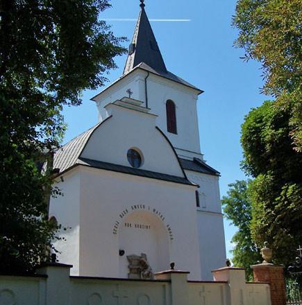 2. ŁONIÓW KOŚCIÓŁ PARAFIALNY P.W. ŚW. MIKOŁAJA Parafia w Łoniowie istnieje już w 1319 roku i zaliczona jest do archidiakonatu sandomierskiego.