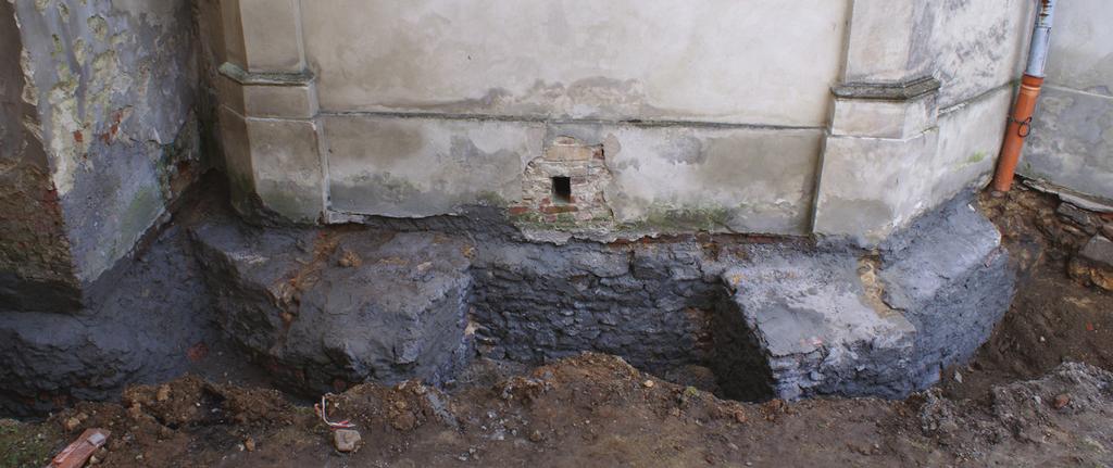 8 Ewa Łużyniecka Il. 4. Relikty przypór odsłonięte w pobliżu kaplicy Świętego Krzyża (fot. E. Łużyniecka, 2008) Fig. 4. Relics of buttresses uncovered near the Holy Cross Chapel (photo by E.