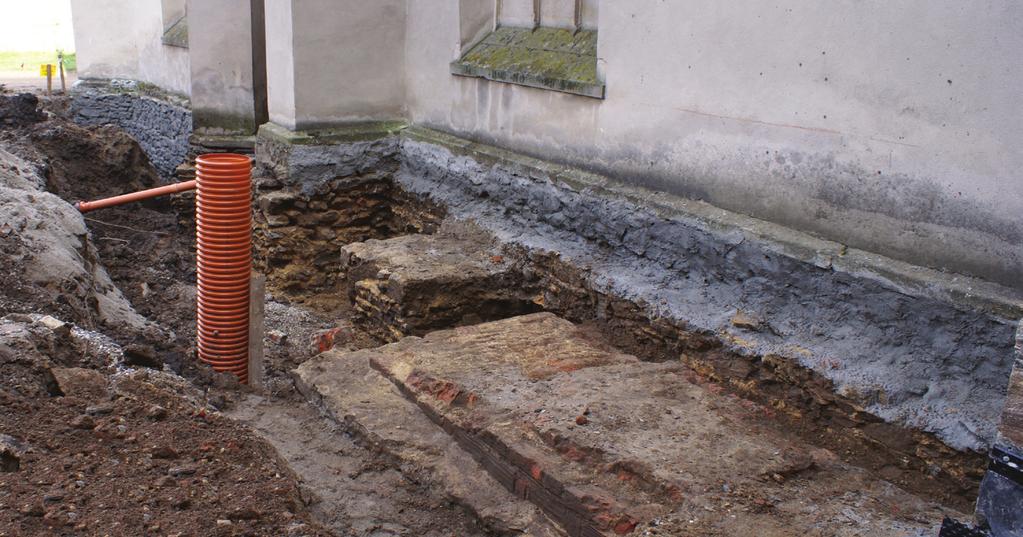 Łużyniecka, 2008) 3,25 m w cokole ściany, którą wtórnie zamurowano i umieszczono w niej obecnie widoczny niewielki portal o prostokątnej opasce.