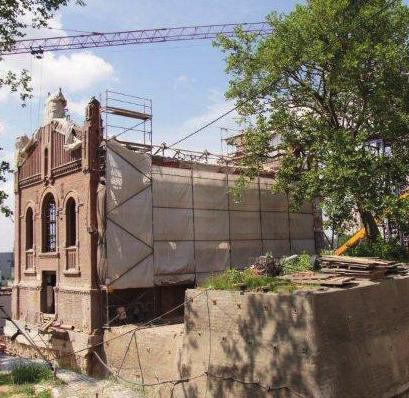 Kotwione palisady z uwagi na bardzo ograniczoną ilość miejsca zostały włączone do konstrukcyjnej współpracy ze ścianami nośnymi nowych budynków.