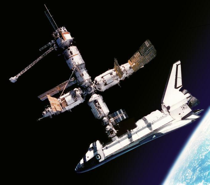 Sztuczny satelita Ziemi Sztuczny satelita Ziemi, zwany w skrócie satelitą, jest skonstruowanym przez człowieka statkiem kosmicznym ( z załogą lub bez) wystrzelony za pomocą rakiety nośnej W