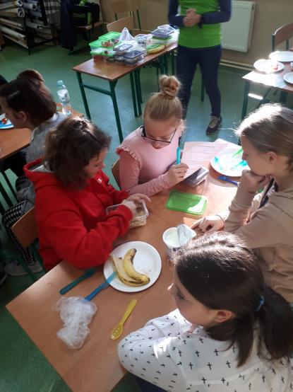 Zdrowe nawyki żywieniowe 28 listopada w naszej szkole odbyły się Warsztaty Edukacji Kulinarno-Żywieniowej, zorganizowane przez FitKlub 24Wałbrzych.