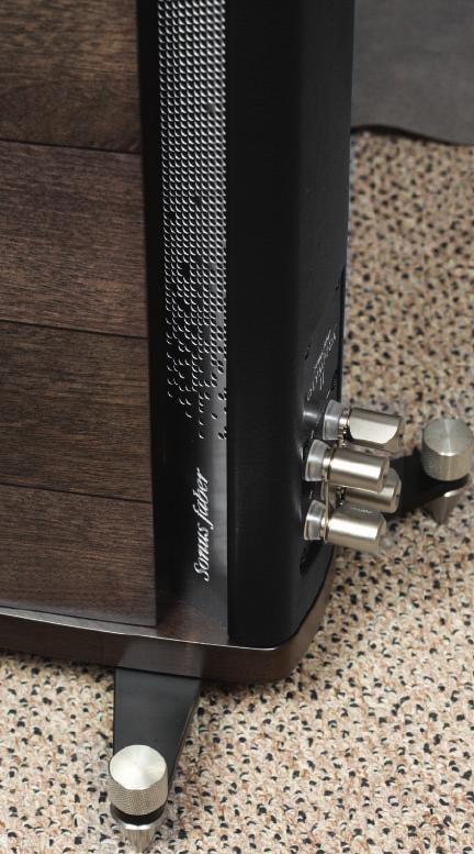 HI-END Zespoły głośnikowe 35 000 40 000 zł TEST ODSŁUCH Sonus Faber zbudował własną filozofię, w której działanie i brzmienie zespołów głośnikowych ma być silnie uwarunkowane kształtem obudów i