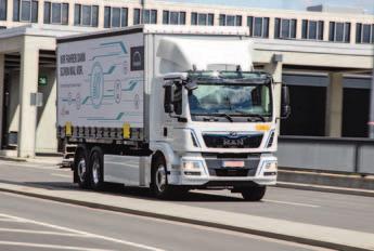www.ciezarowkiautobusy.pl TRANSPORT 4.0 [ 25 ] jak słupki, murki lub zaparkowane pojazdy. System aktywuje się automatycznie po włączeniu kierunkowskazu w prawo.