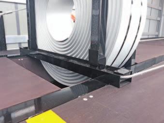 www.ciezarowkiautobusy.pl NACZEPY [ 57 ] Light plus Coil powstała pod kątem uzyskania większej niż uprzednio ładowności przy przewozie stali w kręgach.
