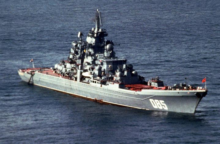 Krążownik Kalinin wygląd z 1991 r. fot. Wikipedia Modernizacja pod ekonomicznymi ograniczeniami Inaczej jest w przypadku pozostałych dwóch okrętów - wykorzystywanych we Flocie Północnej.