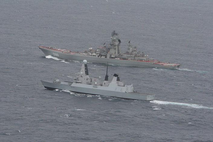 Krążownik Piotr Wielki eskortowany przez brytyjski niszczyciel HMS Dragon fot. Royal Navy Wcześniej, 17 kwietnia 2013 r. zawarto dwa kontrakty z Północnym biurem projektowo konstrukcyjnym.