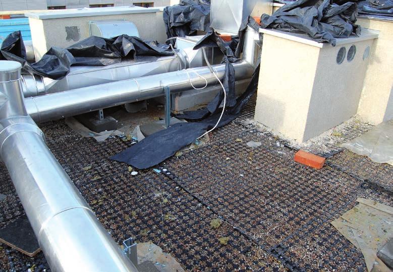 4 zniszczony i stratowany przez ekipy budowlane i instalacyjne.