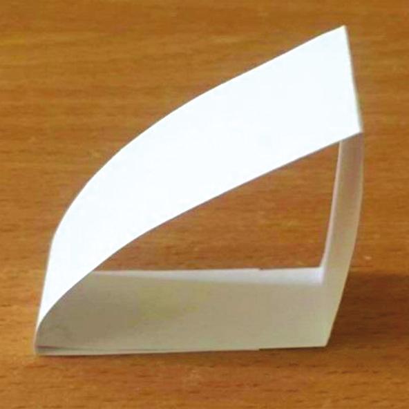 rolki po papierze: Przyklej podpórki do elementów makiety; Na białej dużej kartce (u mnie dwie sklejone a3) narysuj