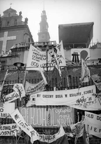 niami historycznymi. O randze kultu Pani Jasnogórskiej zaczęły też świadczyć nadawane Jej tytuły: Matka czy Królowa Polski.