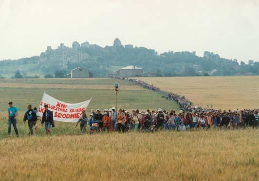 Pątnikom zawsze przewodziły sztandary z polskim orłem i innymi symbolami narodowymi, śpiewano patriotyczne pieśni.
